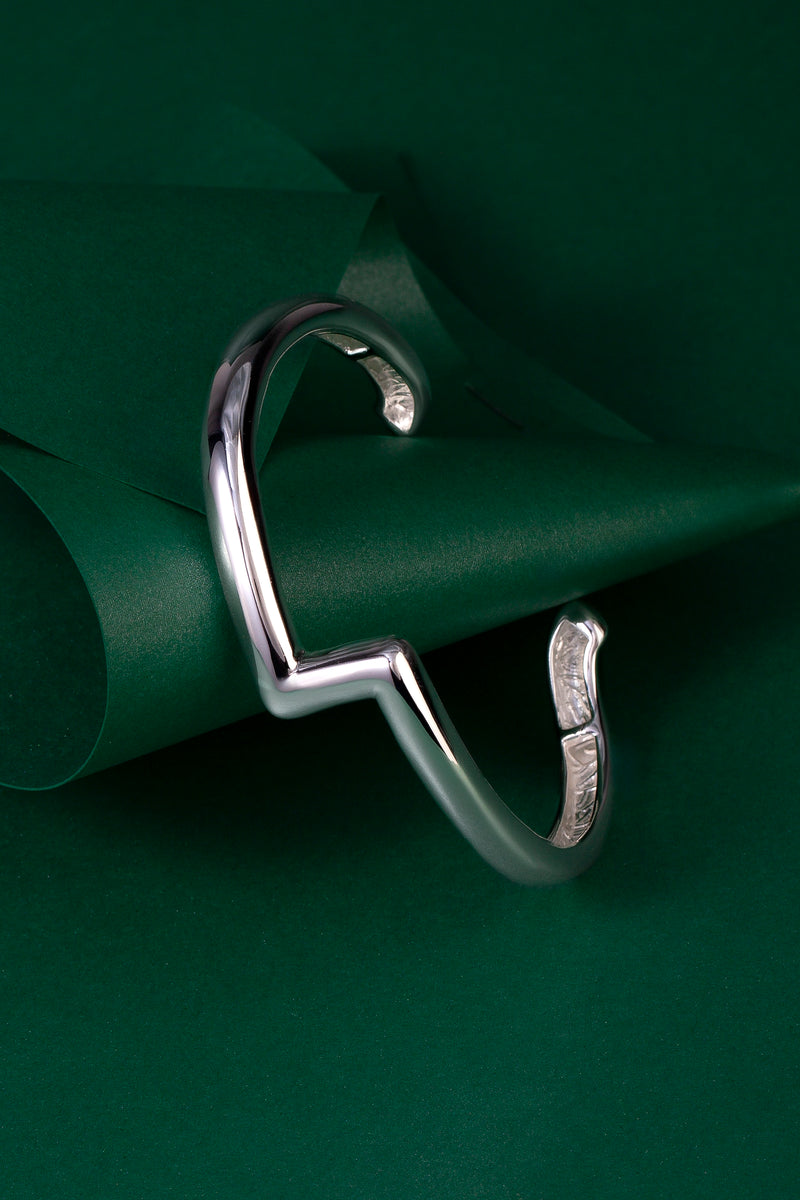 Bracelete Trama
